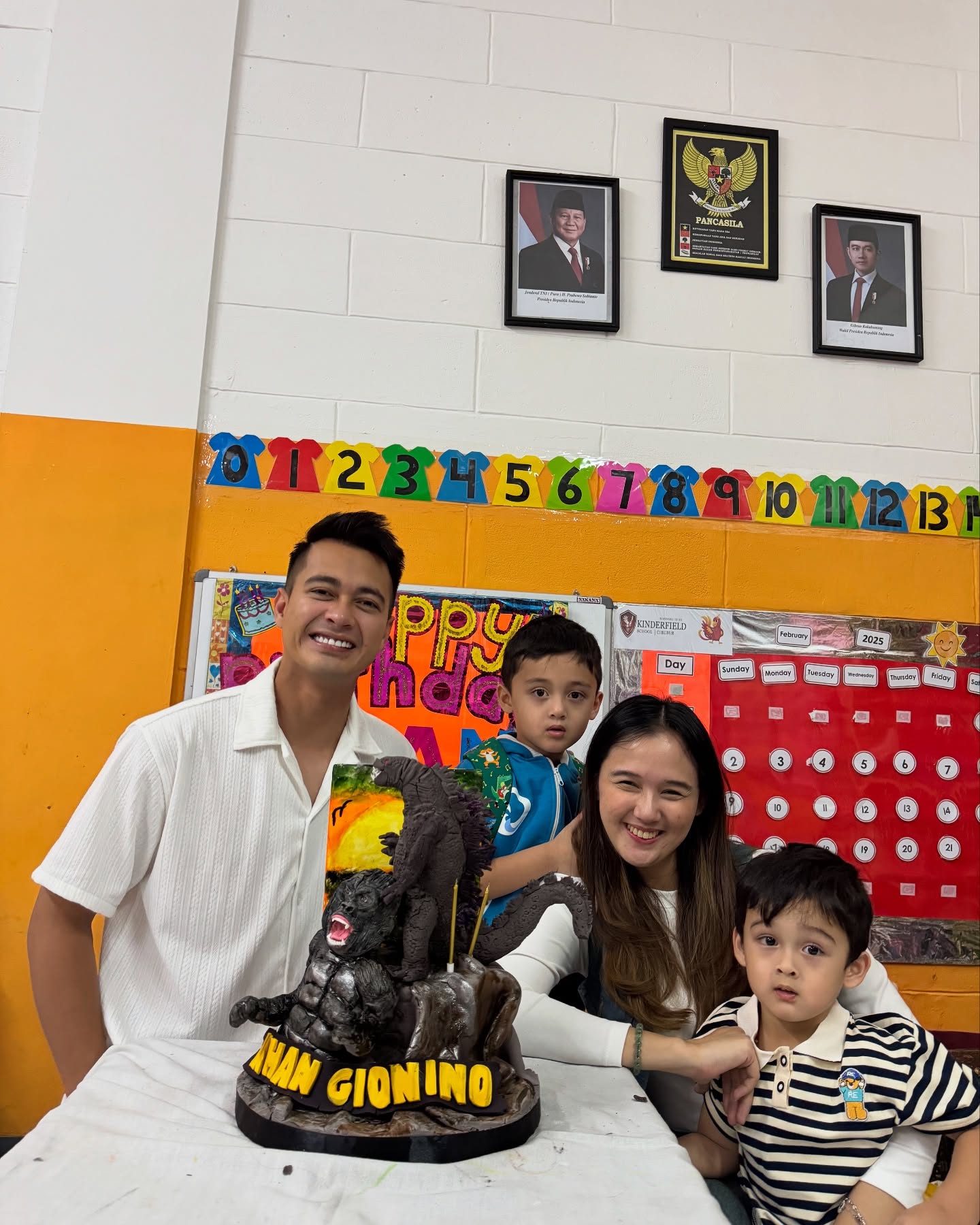 Eza Gionino dan keluarganya. (instagram)